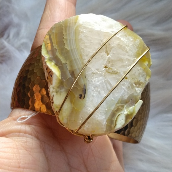 Gorgeous Large Agate Stone Wire Wrapped Gold Tone Cuff Bracelet - Picture 6 of 6